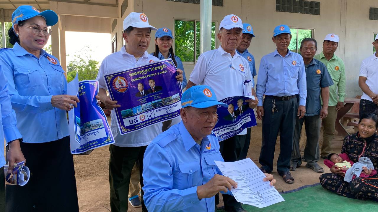 ឯកឧត្តម សៅ សារឿន ដឹកនាំក្រុមការងារចុះផ្សព្វផ្សាយនិងបង្រៀនគូសន្លឹងឆ្នោតដល់ខ្នងផ្ទះពលរដ្ឋឃុំវ៉ារិន ស្រុកវ៉ារិន ខេត្តសៀមរាប