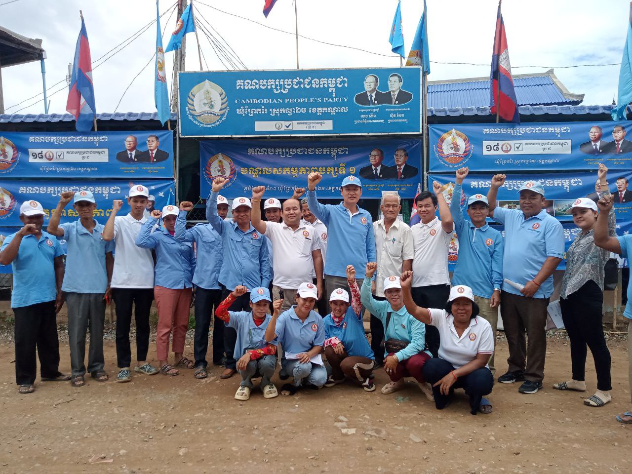 លោក នុត ពុធដារ៉ា ចុះផ្សព្វផ្សាយគោលនយោបាយ ចែកខិត្តបណ្ណ បង្រៀនគូសសន្លឹកឆ្នោត និងសំណេះសំណាល សាកសួរសុខទុក្ខ ជាមួយប្រជាពលរដ្ឋ តាមខ្នងផ្ទះ ក្នុងឃុំព្រែករៃ ស្រុកល្វាឯម