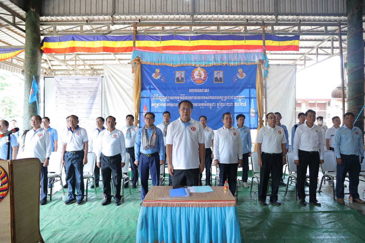 ឯកឧត្តម ប៉ាន សូរស័ក្តិ ចុះជួបសំណេះសំណាលជាមួយអាជីវករក្នុងផ្សារព្រៃទទឹង និងអំពាវនាវឱ្យទៅបោះឆ្នោតជូនគណបក្សប្រជាជនកម្ពុជាទាំងអស់គ្នា