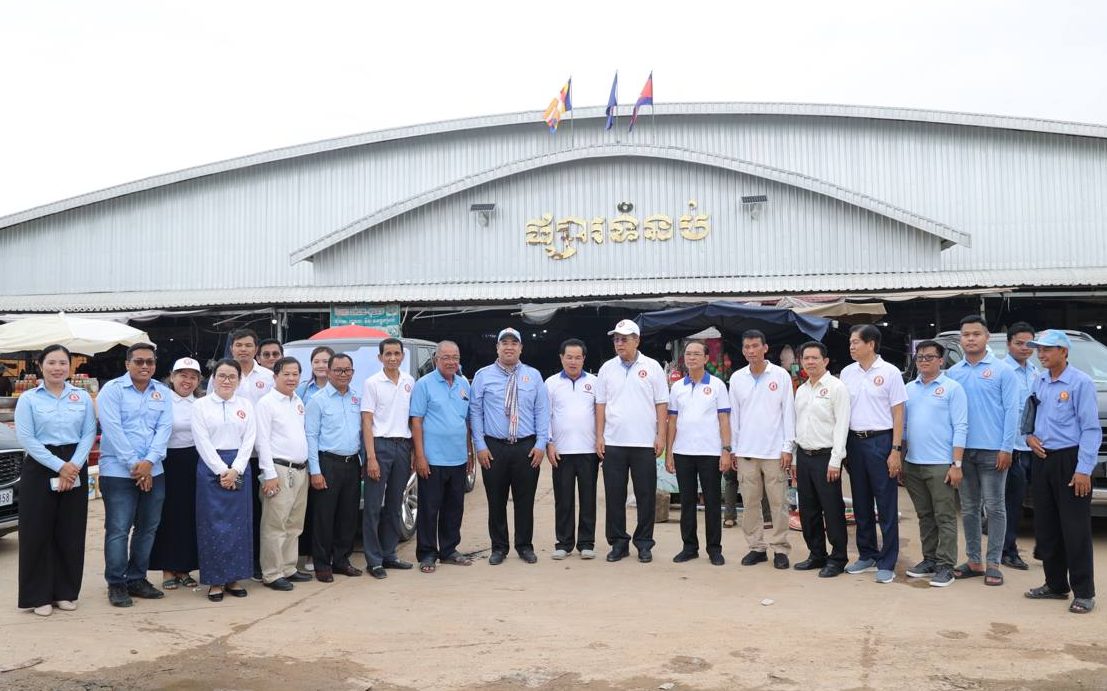 ឯកឧត្តម ប៉ាន សូរស័ក្តិ ចុះជួបសំណេះសំណាលជាមួយបងប្អូនអាជីវករក្នុងផ្សារទំនប់ ស្រុកបាធាយ