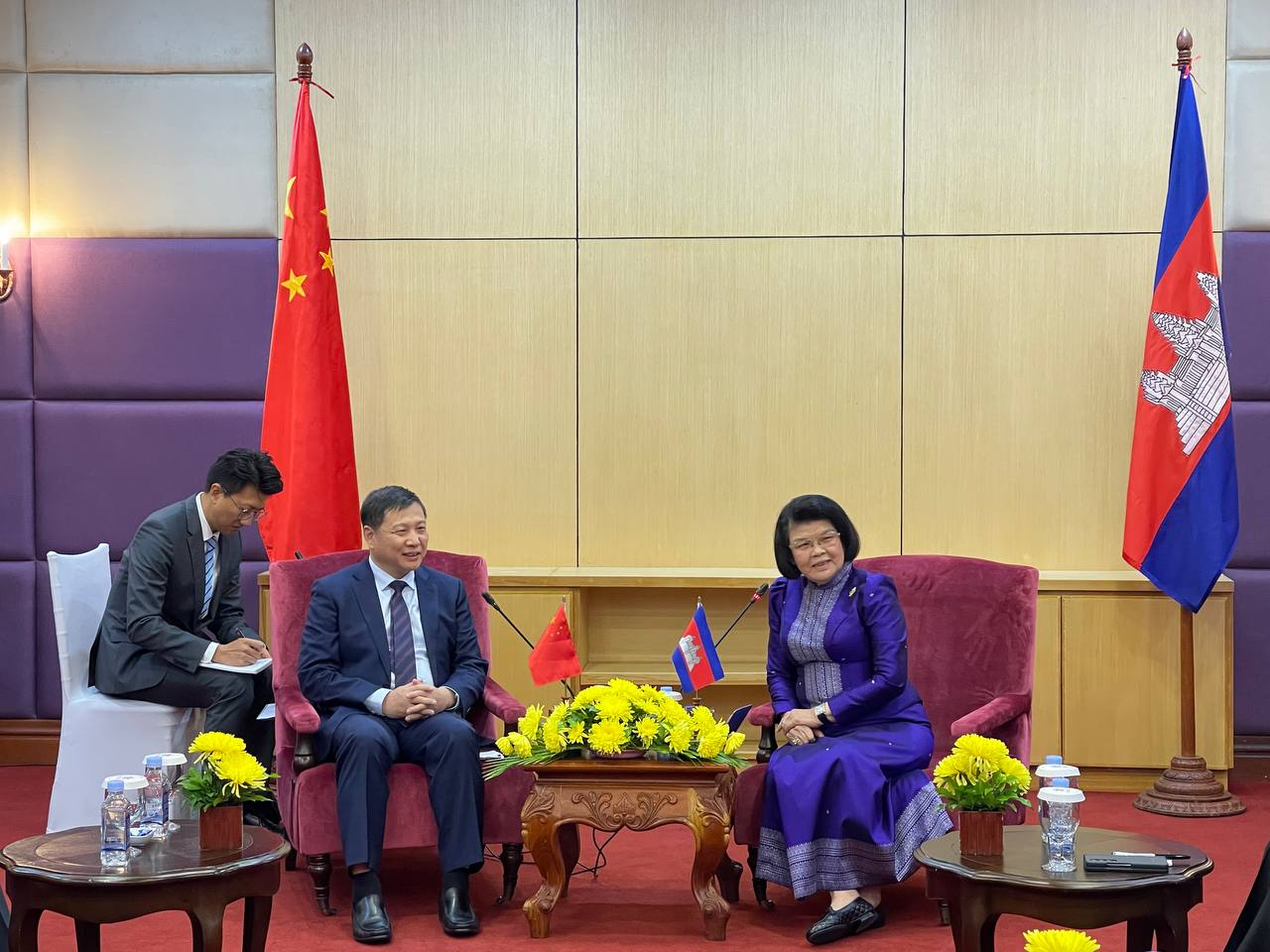 លោកជំទាវ ឃួន សុដារីជួបសម្តែងការស្វាគមន៍គណៈប្រតិភូចិនដែលបានចូលរួមសង្កេតការណ៍ ការបោះឆ្នោតនៅកម្ពុជា