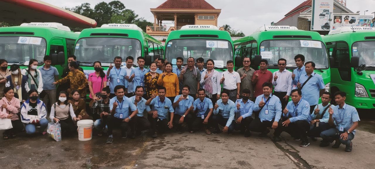 ឯកឧត្តមអភិបាលខេត្តអញ្ជើញជូនដំណើរ បងប្អូនប្រជាពលរដ្ឋ និងកម្មករនៅបេនរថយន្តផ្សារលើ ខណៈដែលពួកគាត់ជិះរថយន្តត្រឡប់ទៅធ្វើការនៅភ្នំពេញវិញ