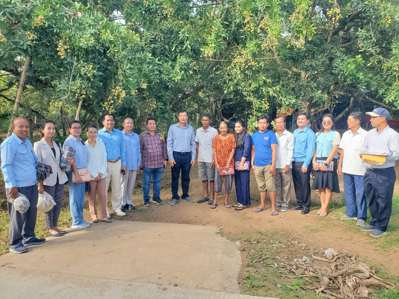 លោក នុត ពុធដារ៉ា ដឹកនាំក្រុមការងារចុះថ្លែងអំណរគុណប្រជាពលរដ្ឋ ក្នុងសង្កាត់កោះអន្លង់ចិន ដែលបានបោះឆ្នោតជូនគណបក្សប្រជាជនកម្ពុជា ឈ្នះភ្លូកទឹកភ្លូកដី