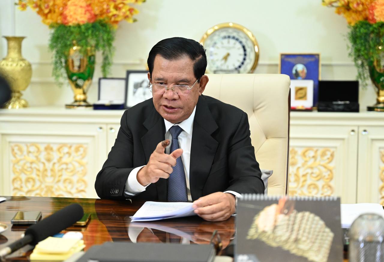 សម្តេចតេជោ ហ៊ុន សែន៖ ហ៊ុន ម៉ាណែត នឹងក្លាយខ្លួនជានាយករដ្ឋមន្ត្រី នៅល្ងាចថ្ងៃទី២២ សីហា ជាការប្រាប់ក្រុមពួកអ្នកវិភាគដូរបាយ ឬពួកក្រុមជ្រុលនិយម បានភ្លឺភ្នែក