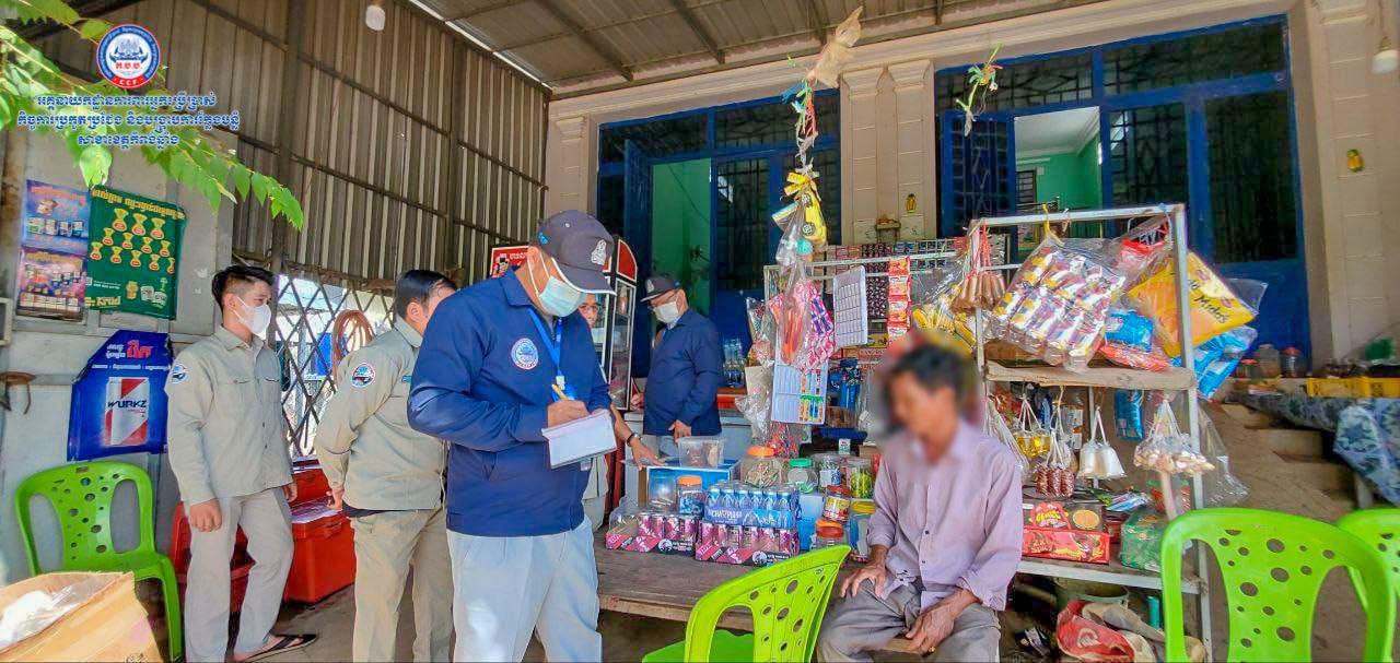 មន្រ្តីនៃស្ថាប័នជំនាញកំពុងស៊ើបអង្កេតករណីពុលស្រាថ្នំាបណ្ដាលឱ្យមនុស្សបីនាក់ រងគ្រោះនៅខេត្តកំពង់ឆ្នាំង