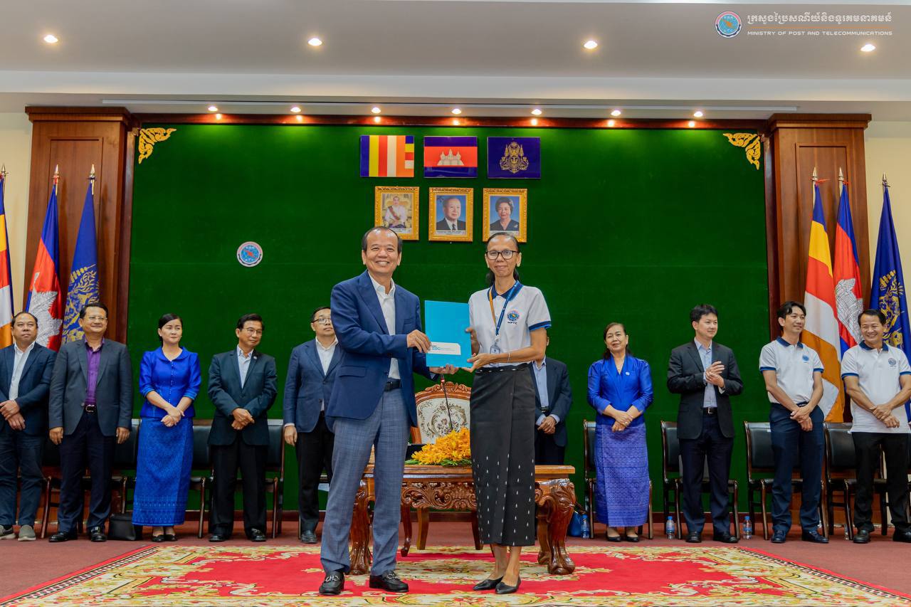 មន្ត្រីក្រសួងប្រៃសណីយ៍ ដែលមានអាយុច្រើន និងមានសមត្ថភាពប្រឡងបានពិន្ទុខ្ពស់ពីវគ្គបណ្តុះបណ្តាល “ជំនាញឌីជីថលចាំបាច់”