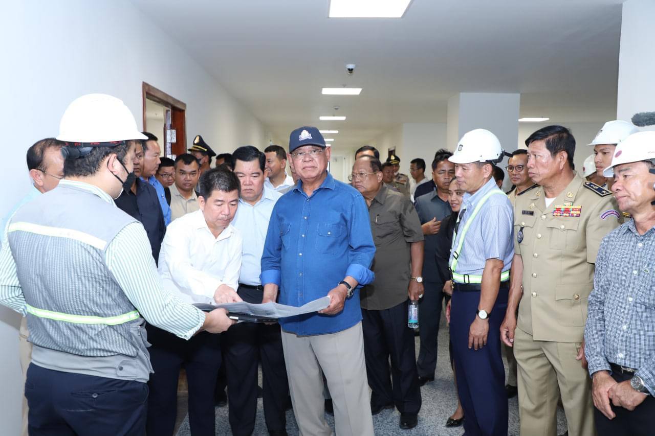 ប្លង់ស្ថាបត្យកម្មនៃអគារទីស្តីការថ្មីរបស់ក្រសួងមហាផ្ទៃ ជាប្រភេទស្ថាបត្យកម្ម ក្លាសិក រចនាបទខ្មែរដំបូលប្រក់ក្បឿង មានបុស្បបុកចំនួនប្រាំ លំនាំតាមប្រាសាទអង្គវត្តកំពូលប្រាំ