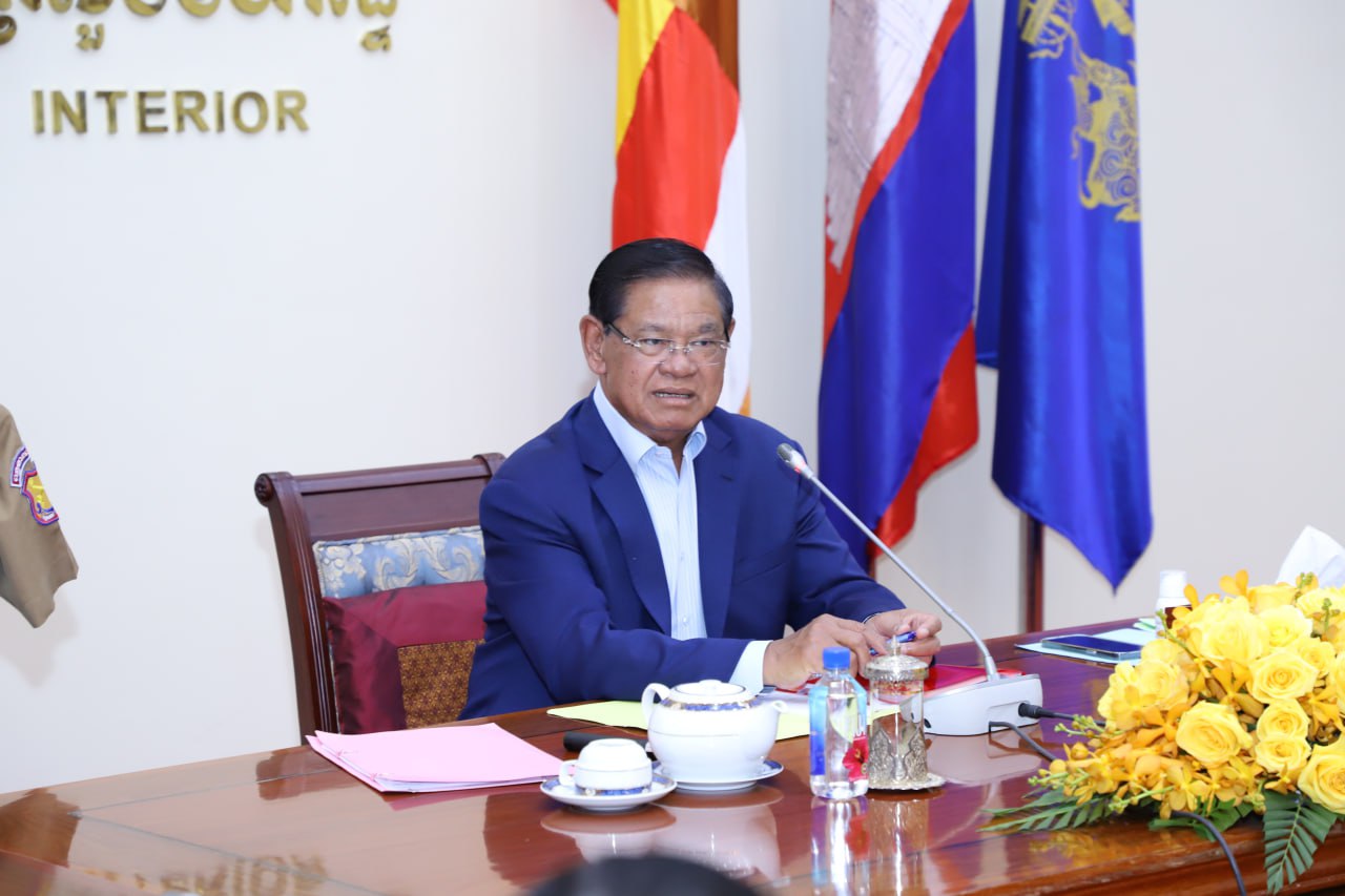 សម្ដេចក្រឡាហោម ស ខេង ៖ អគ្គនាយកដ្ឋានពន្ធនាគារ ត្រូវជ្រើសរើសពណ៌ឯកសណ្ឋាន មន្ដ្រីពន្ធនាគារក្រសួងមហាផ្ទៃ ឱ្យបានសមស្រប មុនចេញនូវអនុក្រឹត្យជាផ្លូវការ