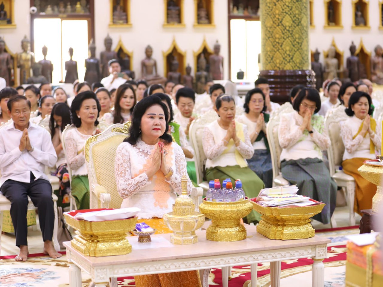 សម្ដេចកិត្ដិព្រឹទ្ធបណ្ឌិត នាំយកទៀនព្រះវស្សា ទេយ្យវត្ថុ និងបច្ច័យប្រគេនព្រះសង្ឃគង់ចាំព្រះវស្សា នៅវត្តមុនីសុវណ្ណ ហៅវត្តចំពុះក្អែក