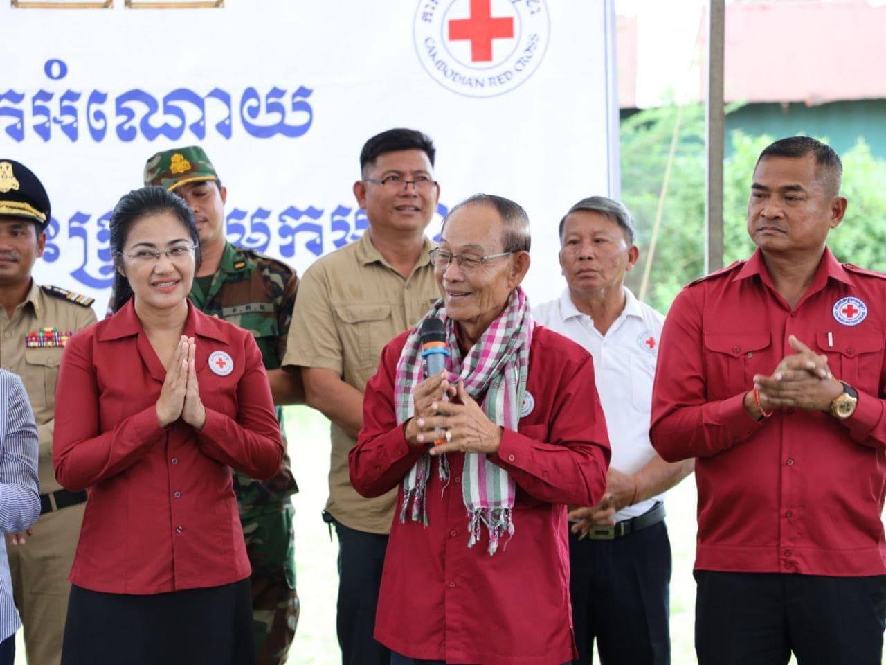 ប្រជាពលរដ្ឋ រងគ្រោះដោយជំនន់ទឹកភ្លៀងចំនួន ១២៤គ្រួសារ រស់នៅភូមិចំនួន៩ មកពីឃុំចំនួន២ ស្រុកស្រែអំបិល ទទួលអំណោយពីកាកបាទក្រហមកម្ពុជា