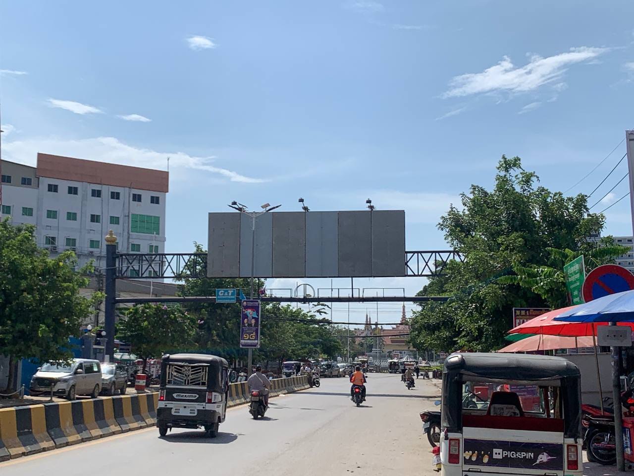 អភិបាលខេត្តបន្ទាយមានជ័យ​ បញ្ជាឱ្យរុះរើស្លាកផ្សាយពាណិជ្ជកម្មនៅលើផ្លូវជាតិលេខ៥ បន្ទាប់ពីផ្ទុះការរិះគន់​