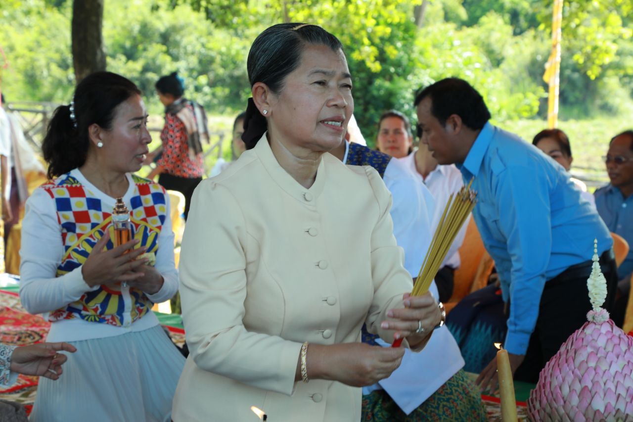 សម្តេចកិត្តិសង្គហបណ្ឌិត ម៉ែន សំអន អញ្ជើញអុជធូបថ្វាយគ្រឿងសក្ការៈ និងបួងសួង សុំសេចក្តីសុខ សេចក្តីចម្រើននៅស្ពានទ័ព និងប្រាសាទព្រហ្មកិល