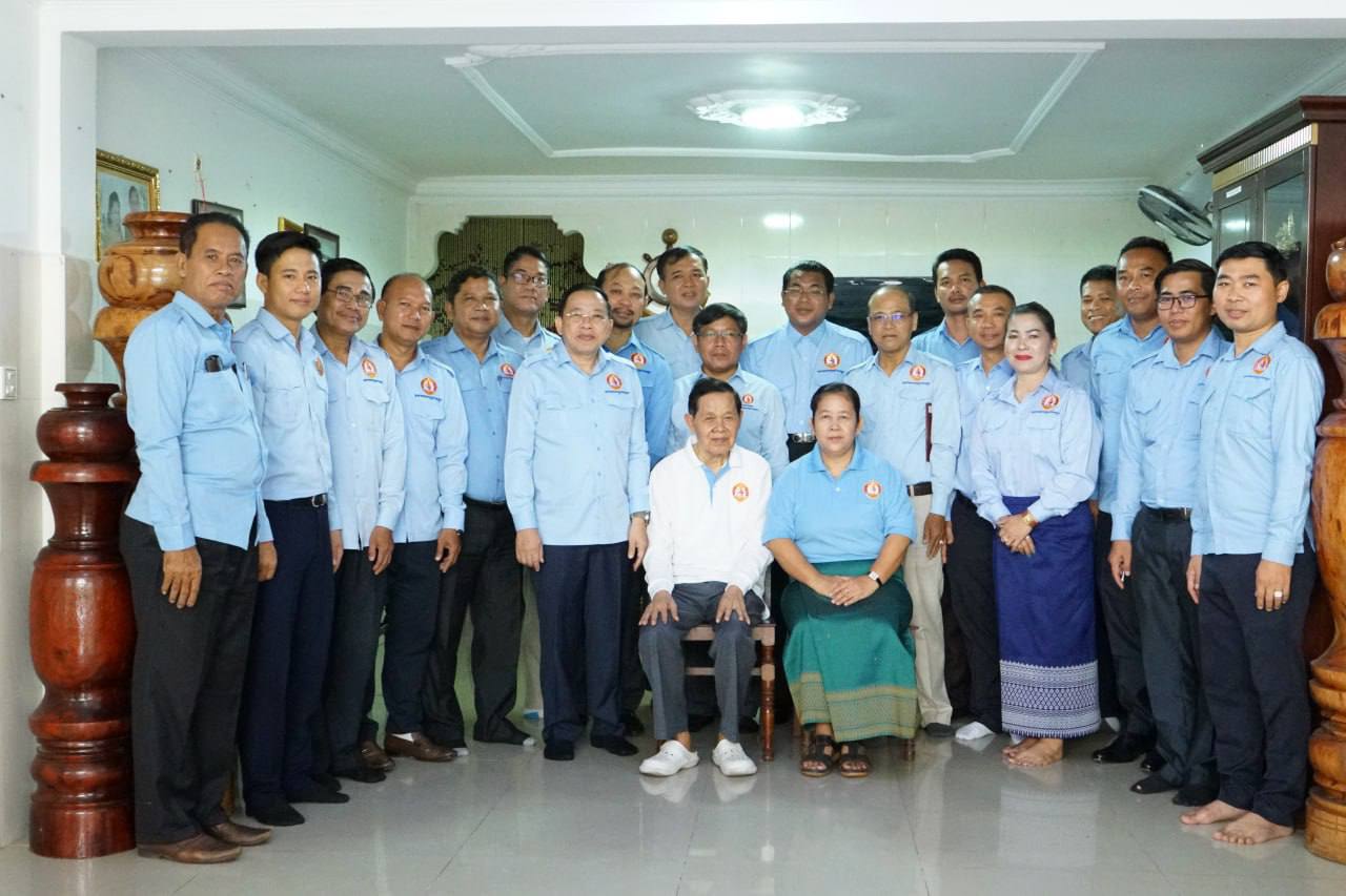 គណៈប្រតិភូយុវជនគណបក្សប្រជាជនកម្ពុជា អញ្ជើញសួរសុខទុក្ខ ឯកឧត្តម ផ្លោក ផន ដល់គេហដ្ឋាន នៅសង្កាត់ព្រែកប្រា ខណ្ឌច្បារអំពៅ រាជធានីភ្នំពេញ