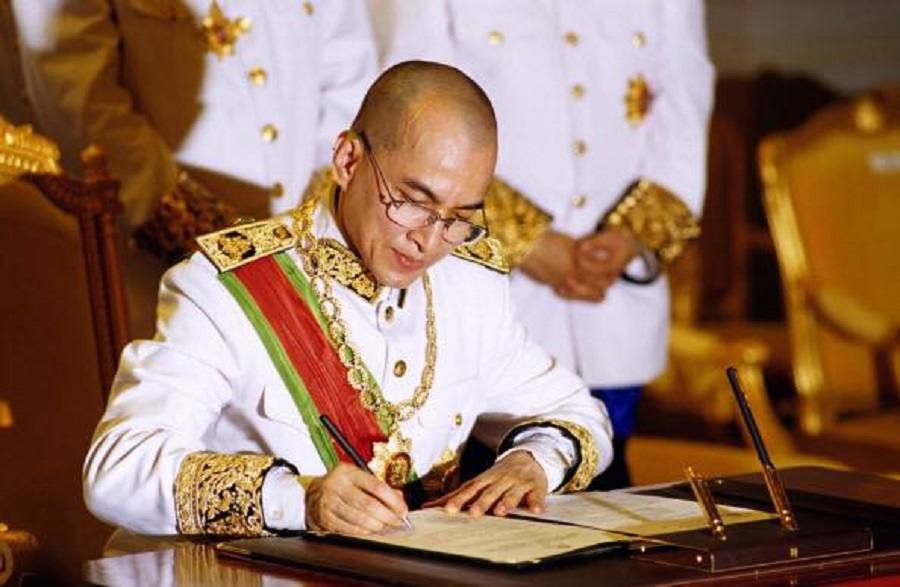 ព្រះមហាក្សត្រ ចេញព្រះរាជក្រឹត្យត្រាស់បង្គាប់តែងតាំង សម្ដេច ស ខេង, សម្ដេច ទៀ បាញ់ និងសម្ដេច ម៉ែន សំអន ជាឧត្តមប្រឹក្សាផ្ទាល់ព្រះមហាក្សត្រ ឋានៈស្មើ ឧបនាយករដ្ឋមន្ដ្រី