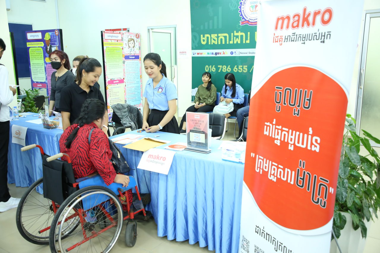 មន្រ្តី ភ្នាក់ងារជាតិមុខរបរ និងការងារ៖ ឱកាសការងារជិត៨០០ កន្លែង ពីក្រុមហ៊ុនធំៗចំនួន១0 ត្រៀមស្វាគមន៍យុវជនកម្ពុជា
