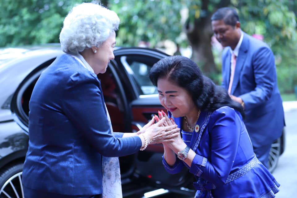 សម្តេចព្រះមហាក្សត្រី ព្រះវររាជមាតាជាតិខ្មែរ សព្វព្រះរាជហឫទ័យប្រោសព្រះរាជានុញ្ញាតដល់សម្តេចកិត្តិព្រឹទ្ធបណ្ឌិត ប៊ុន រ៉ានី ហ៊ុនសែន ដឹកនាំគណៈប្រតិភូចូលក្រាបថ្វាយបង្គំគាល់ និងទូលថ្វាយរបាយការណ៍ ស្តីពីកិច្ចការចំពោះមុខដ៏មានសារៈសំខាន់ចំនួន ២ របស់កាកបាទក្រហមកម្ពុជា