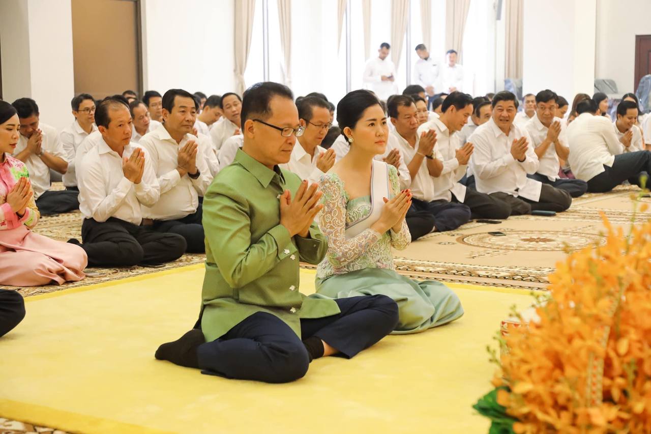 ថ្នាក់ដឹកនាំក្រសួងបរិស្ថាន ប្រារព្ធពិធីសូត្រមន្ត ប្រោះព្រំ លើករាសី តាមប្រពៃណីជាតិខ្មែរ នៅទីស្តីការក្រសួង