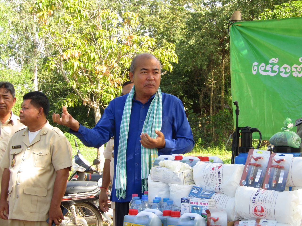 មន្ទីរកសិកម្មខេត្តព្រៃវែង ចាក់វ៉ាក់សាំង ទប់ស្កាត់ ការឆ្លងរីករាលដាល ជម្ងឺឆ្លងសត្វ គោ ក្របី នៅស្រុកព្រះស្តេច ខេត្តព្រៃវែង