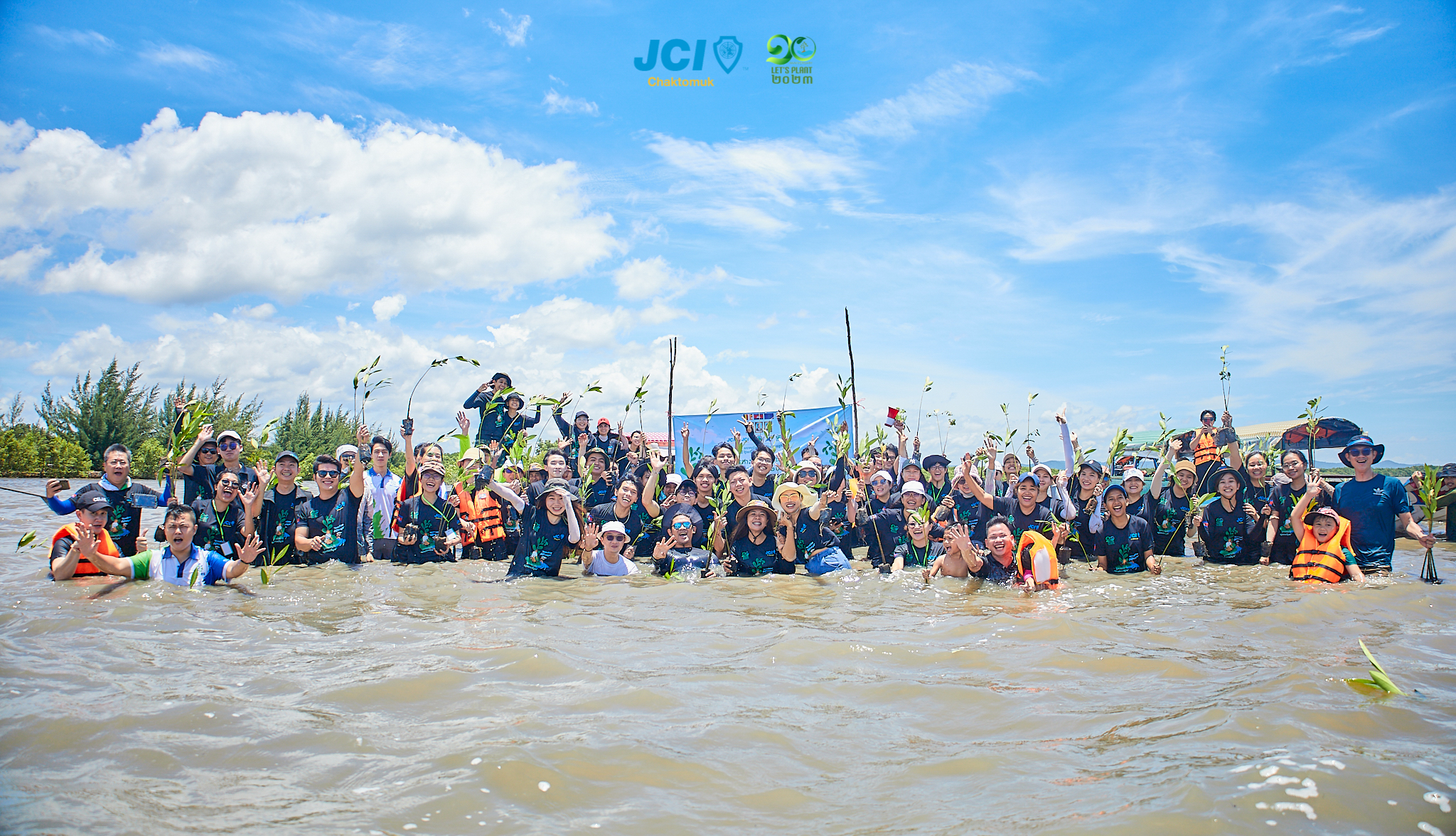 ដើមឈើចំនួន ២៥០០ដើម ត្រូវបានដាំដោយជោគជ័យ ដើម្បីអបអរសាទរគម្រប់ខួប ១០ឆ្នាំនៃគម្រោង «តោះដាំដើមឈើ ចាំអង្កាល់ទៀត ឬ Let’s Plant» នៅសហគមន៍នេសាទត្រពាំងសង្កែ