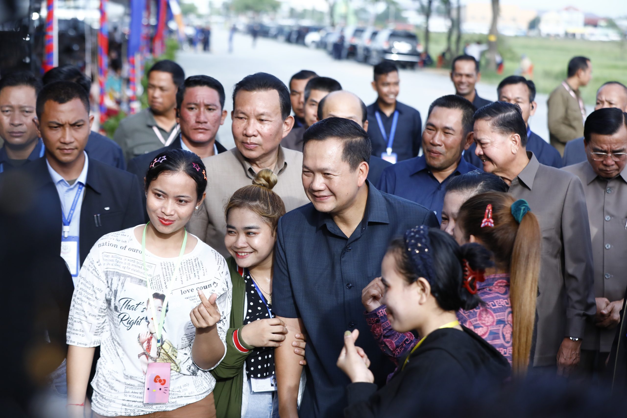 ព្រឹកនេះ សម្តេចធិបតី ហ៊ុន ម៉ាណែត អញ្ជើញចុះជួបសំណេះសំណាល ជាមួយកម្មករ និយោជិត រោងចក្រ សហគ្រាស ចំនួន ១៨,១០៤នាក់ នៅស្រុកបាទី ខេត្តតាកែវ
