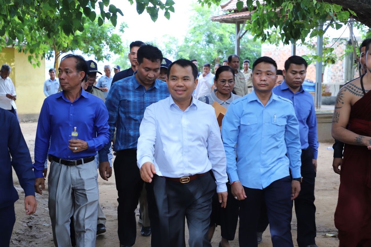 ព្រះសង្ឃ និងប្រជាពលរដ្ឋ ថ្លែងអំណរគុណ អភិបាលខេត្តកណ្ដាល ដែលជួយសម្របសម្រួលបើកផ្លូវ និងធ្វើផ្លូវបេតុង សម្រាប់ធ្វើដំណើរចេញចូលអាស្រមទួលព្រះធាតុ