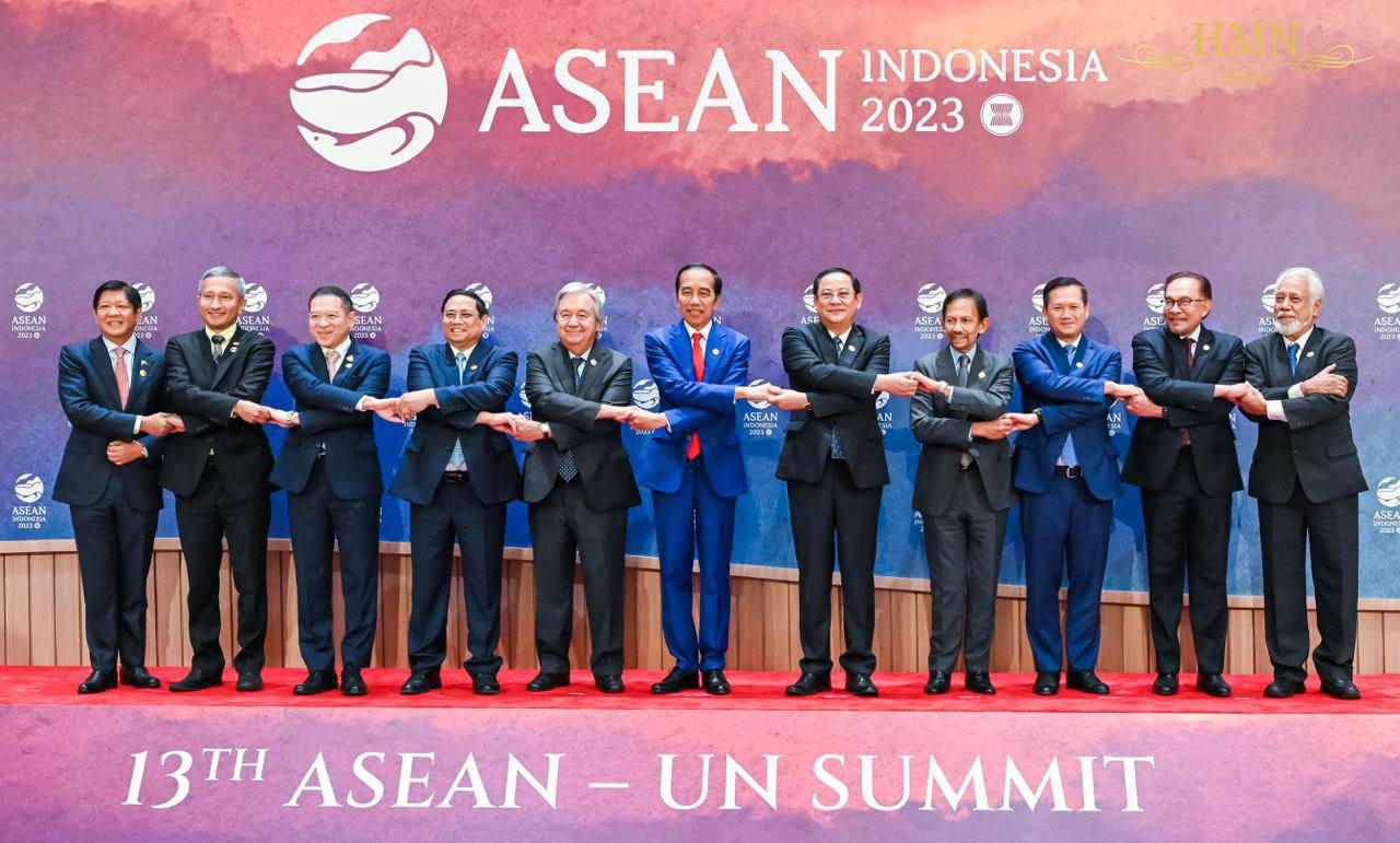 រាជរដ្ឋាភិបាលកម្ពុជាអាណត្តិទី៧ ដែលប្រសូត្រចេញបានតែ ១៣ថ្ងៃ ទទួលបានជោគជ័យធំ ក្នុងកិច្ចប្រជុំកំពូលអាស៊ាននិង កិច្ចប្រជុំ កំពូលពាក់ព័ន្ធ នៅប្រទេសឥណ្ឌូនេស៊ី