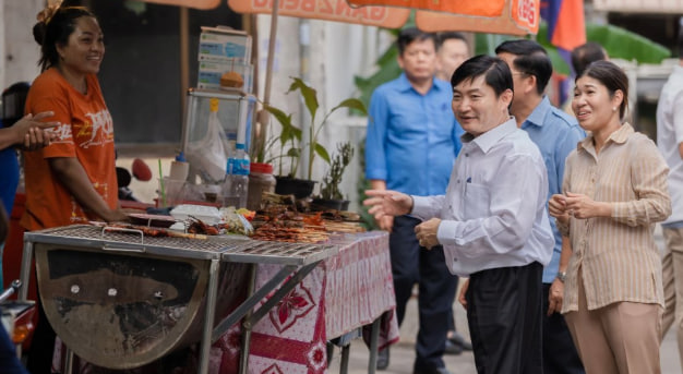 កម្មកររោងចក្រ រំភើប និងកក់ក្តៅនៅពេលរដ្ឋមន្ត្រី ក្រសួងការងារ ចុះសួរសុខទុក្ខដល់កន្លែងស្នាក់នៅ