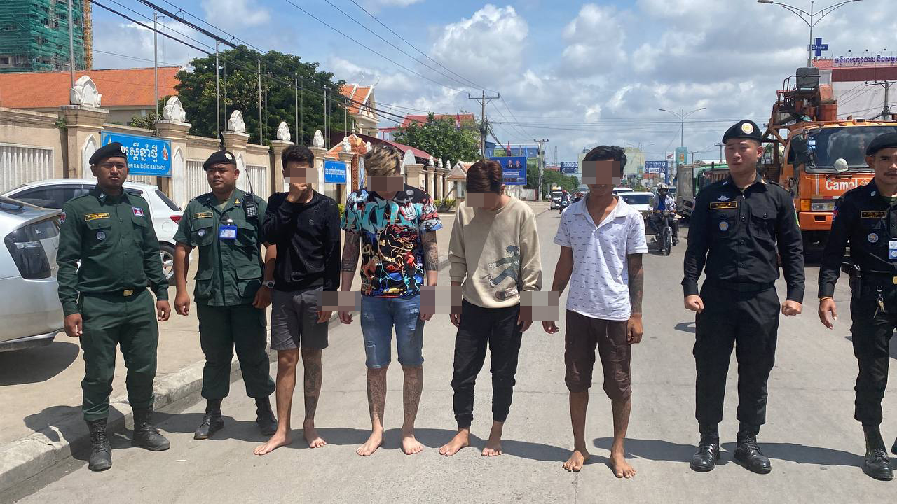 ជនសង្ស័យ០៤នាក់ ជាមុខសញ្ញាធាក់ និងកាប់ប្លន់យកម៉ូតូក្នុងរាជធានី,ខេត្ត ត្រូវនគរបាលខណ្ឌដង្កោ ឃាត់ខ្លួន និងបង្ហាញមុខជាសាធារណៈរួចបញ្ចូនទៅតុលាការ
