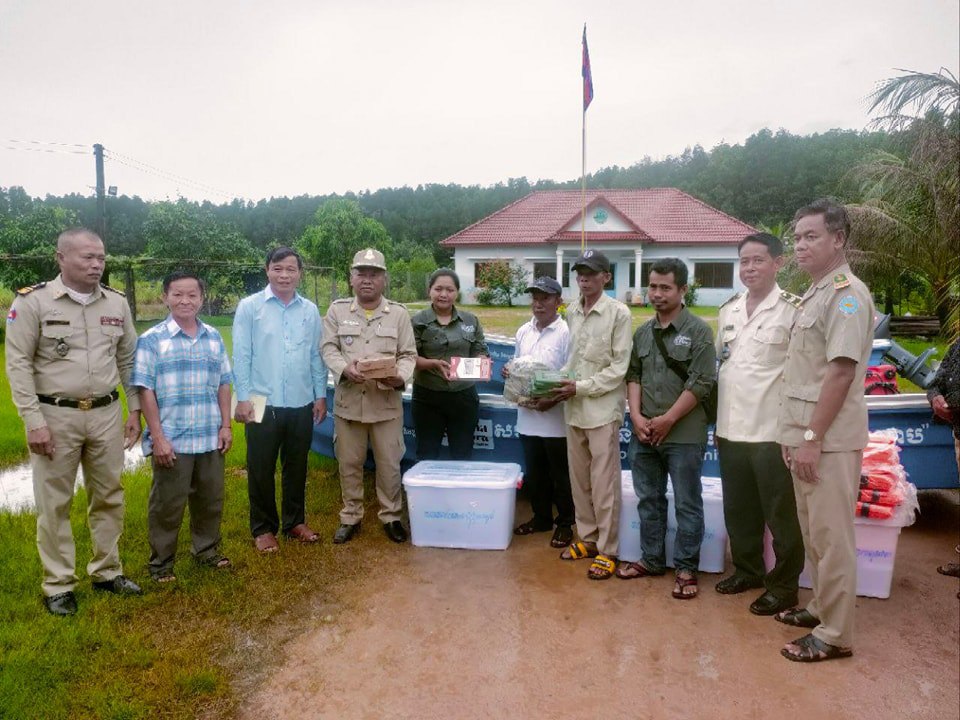 សហគមន៍​ការ​ពារ​ធម្មជាតិ និង​សហគមន៍​នេសាទ​ចំនួនប្រាំមួយនៅ​ខេត្ត​កោះកុង បាន​ទទួល​សម្ភារៈ​ល្បាត​ក្នុង​ដែន​សហគមន៍