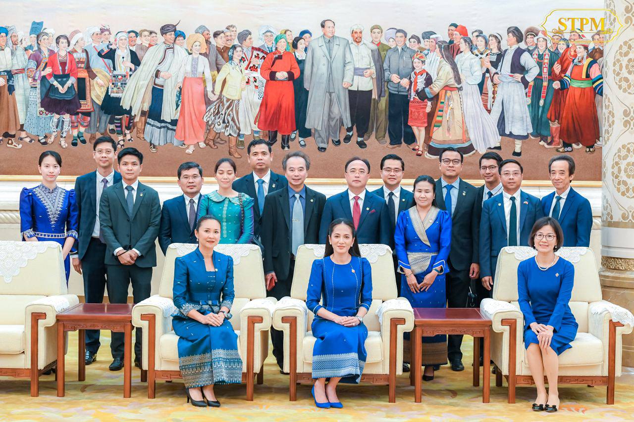 លោកជំទាវបណ្ឌិត ពេជ ចន្ទមុន្នី ហ៊ុនម៉ាណែត និងគណៈប្រតិភូអញ្ជើញទស្សនកិច្ចមហាវិមានប្រជាជនរដ្ឋធានីប៉េកាំង