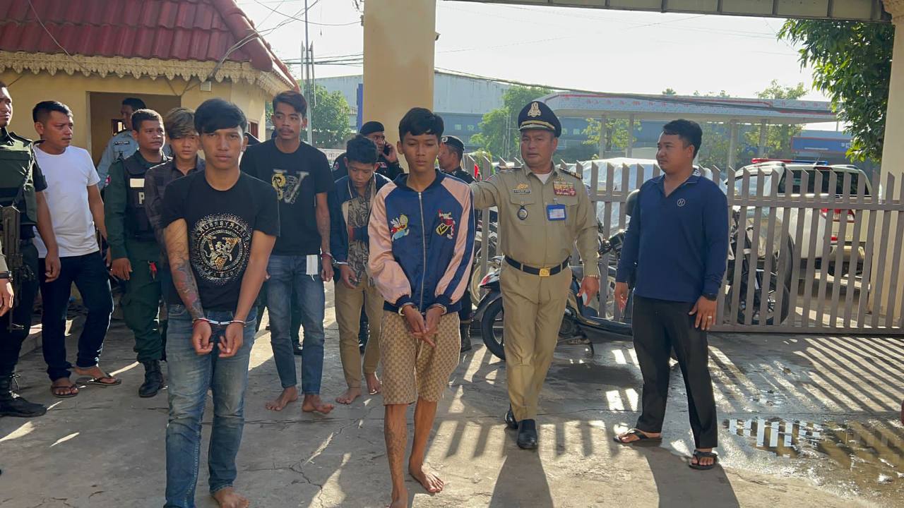 ជនសង្ស័យ ០៥នាក់ ជាមុខសញ្ញាយ៉ាងសកម្ម ពាក់ព័ន្ធ ករណី ធាក់និង កាប់ ប្លន់យកម៉ូតូប្រជាពលរដ្ឋ ត្រូវនគរបាលខណ្ឌដង្កោ ចាប់ឃាត់ខ្លួន