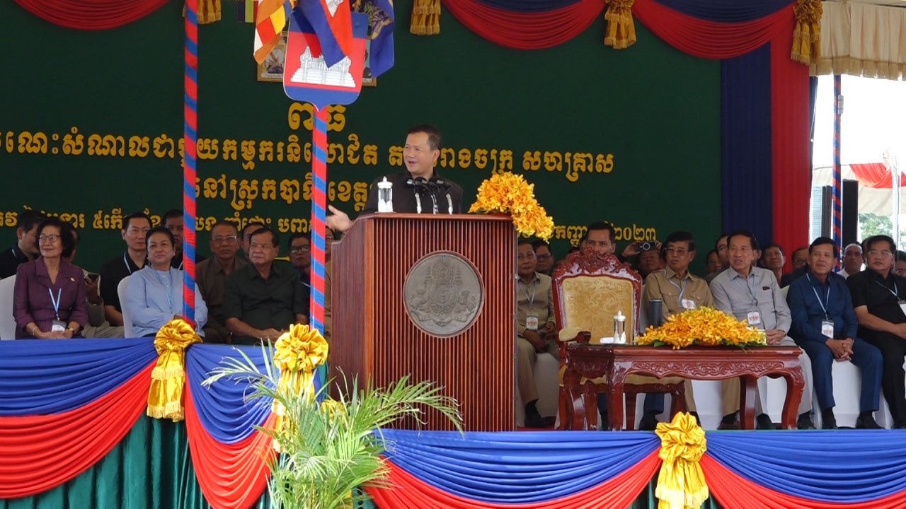 នាយករដ្ឋមន្ត្រីកម្ពុជា ប្រាប់ពលករខ្មែរនៅកូរ៉េ រឿងតម្លៃសេវាធ្វើលិខិតឆ្លងដែន មិនឡើងថ្លៃទេ ហើយរាជរដ្ឋាភិបាល នឹងខិតខំសម្រួលឱ្យកាន់តែរហ័ស