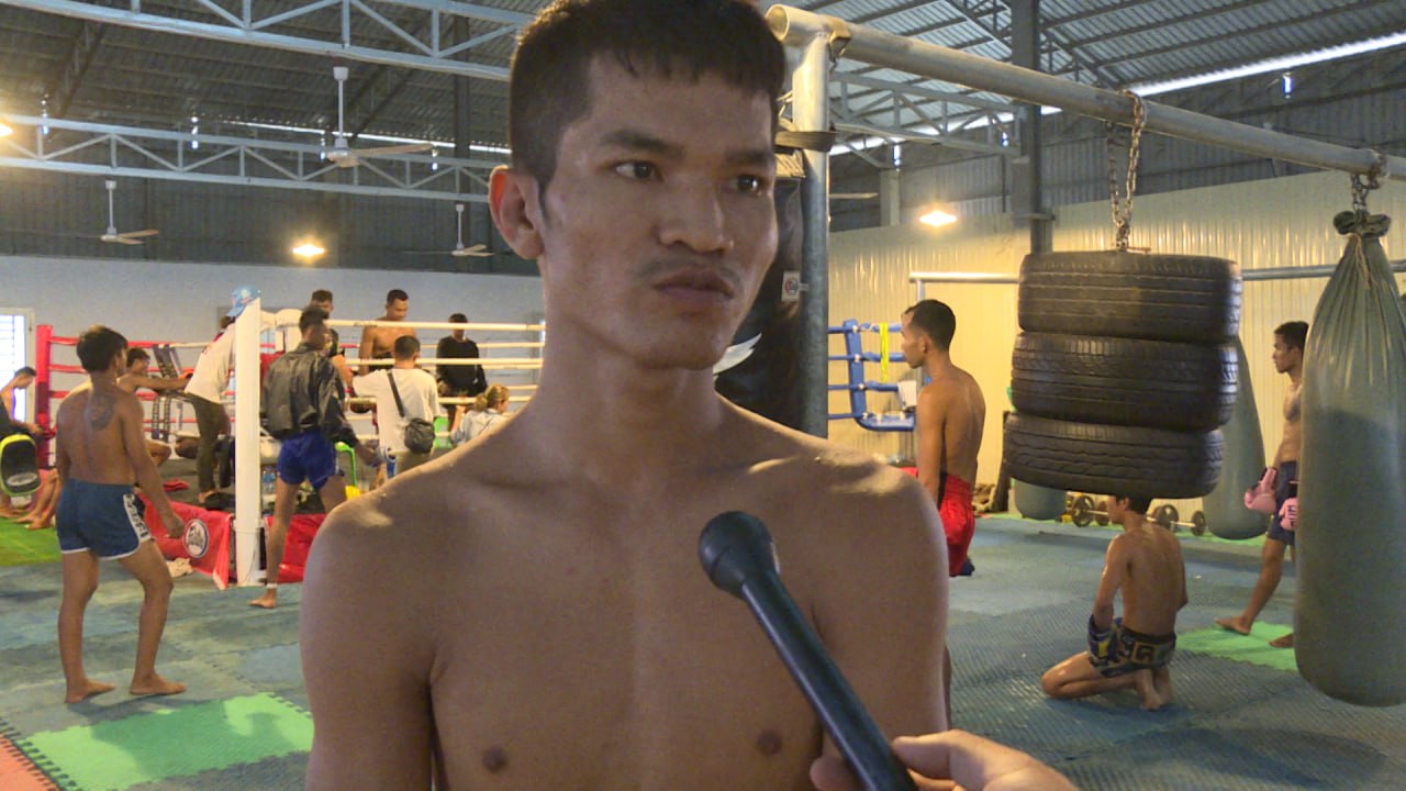 ភ្លៀក ទិត្យ ឈប់ពីធ្វើការងាររោងចក្រងាកមកប្រកបអាជីពប្រដាល់វិញរំពឹងសាងអនាគតបានល្អ