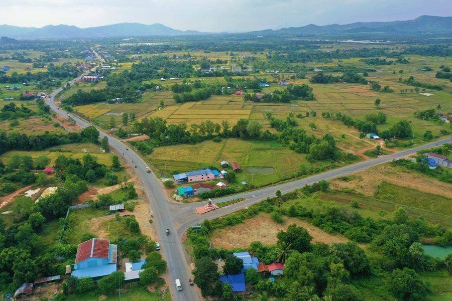 ផ្លូវជាតិលេខ៣៣ មានប្រវែងប្រមាណ ៥៣ គីឡូម៉ែត្រ ពីក្រុងកំពត-ច្រកលក (ព្រំដែនកម្ពុជា-វៀតណាម)