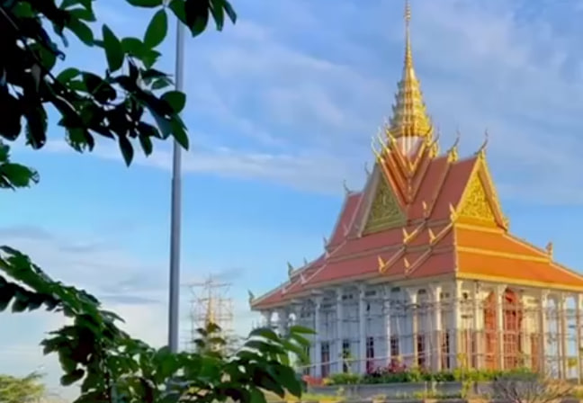 ពេលព្រឹកព្រលឹមដ៏សែនស្រស់បំព្រង ដែលជីវិតរស់ប្រកបដោយធម៌ និងជាទីពឹងផ្លូវចិត្ត