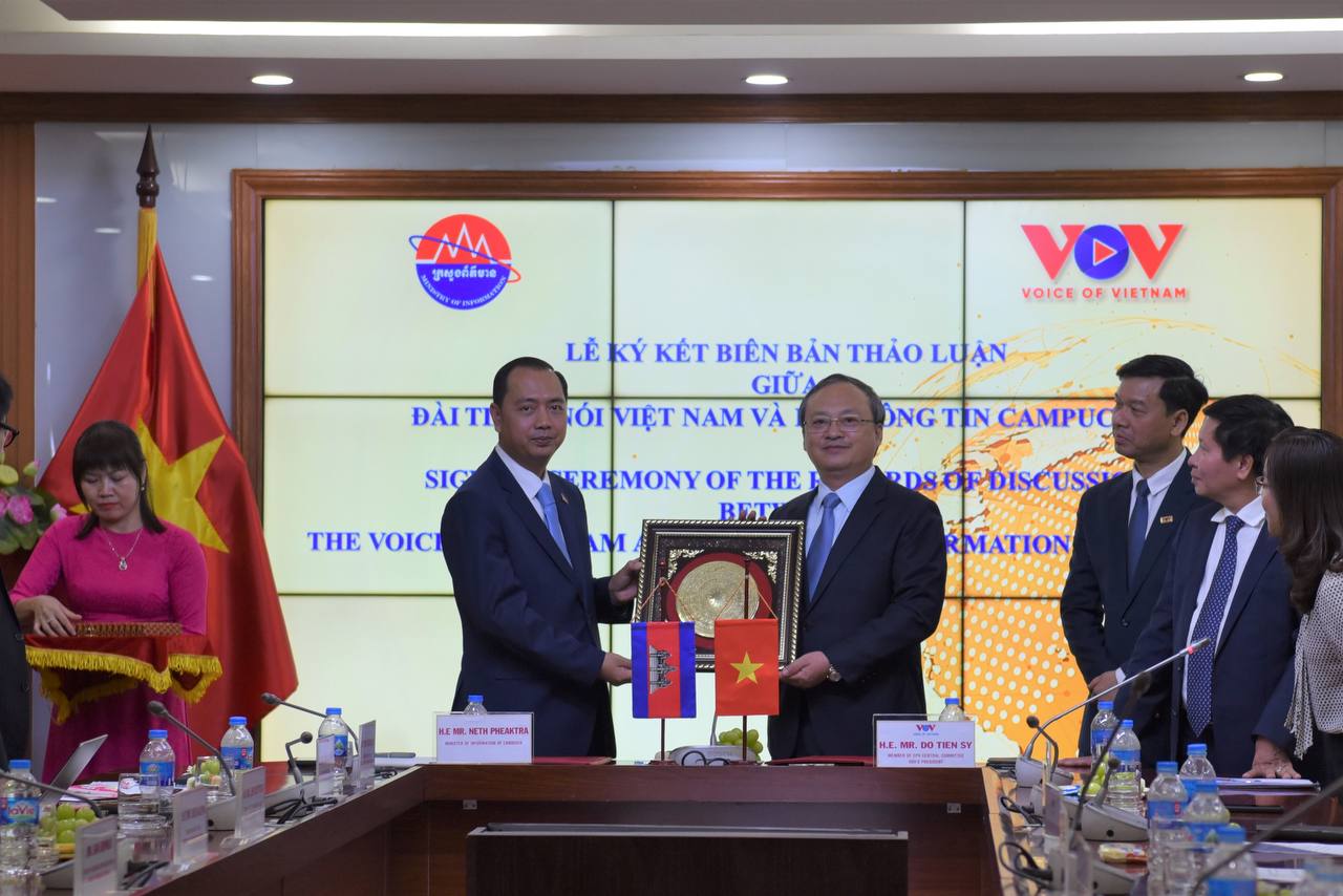 រដ្ឋមន្ត្រីក្រសួងព័ត៌មានអញ្ជើញទស្សនកិច្ចវិទ្យុសំឡេងវៀតណាម និងបង្កើនកិច្ចសហប្រតិបត្តិការលើការងារព័ត៌មាន និងការផ្សព្វផ្សាយ