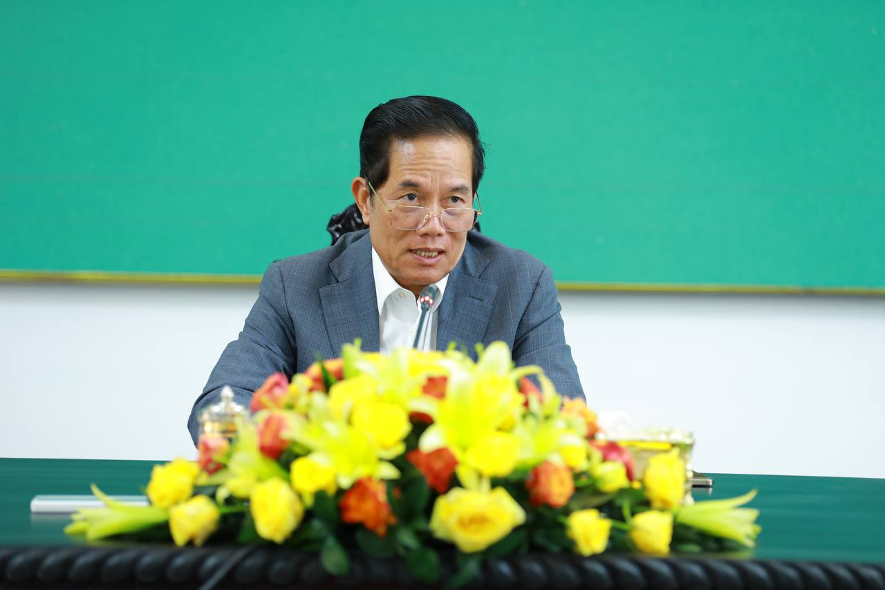 ឯកឧត្តម ឃួង ស្រេង ណែនាំឱ្យប្រធានផ្សាររដ្ឋទាំងអស់ក្នុងរាជធានីភ្នំពេញ ពិនិត្យមើលបងប្អូនអាជីវករ លក់តាមកញ្ច្រែងល្អី ហើយរកទីតាំងឱ្យពួកគាត់បានលក់ដូរ និង ការបញ្ចុះតម្លៃទឹក ភ្លើង