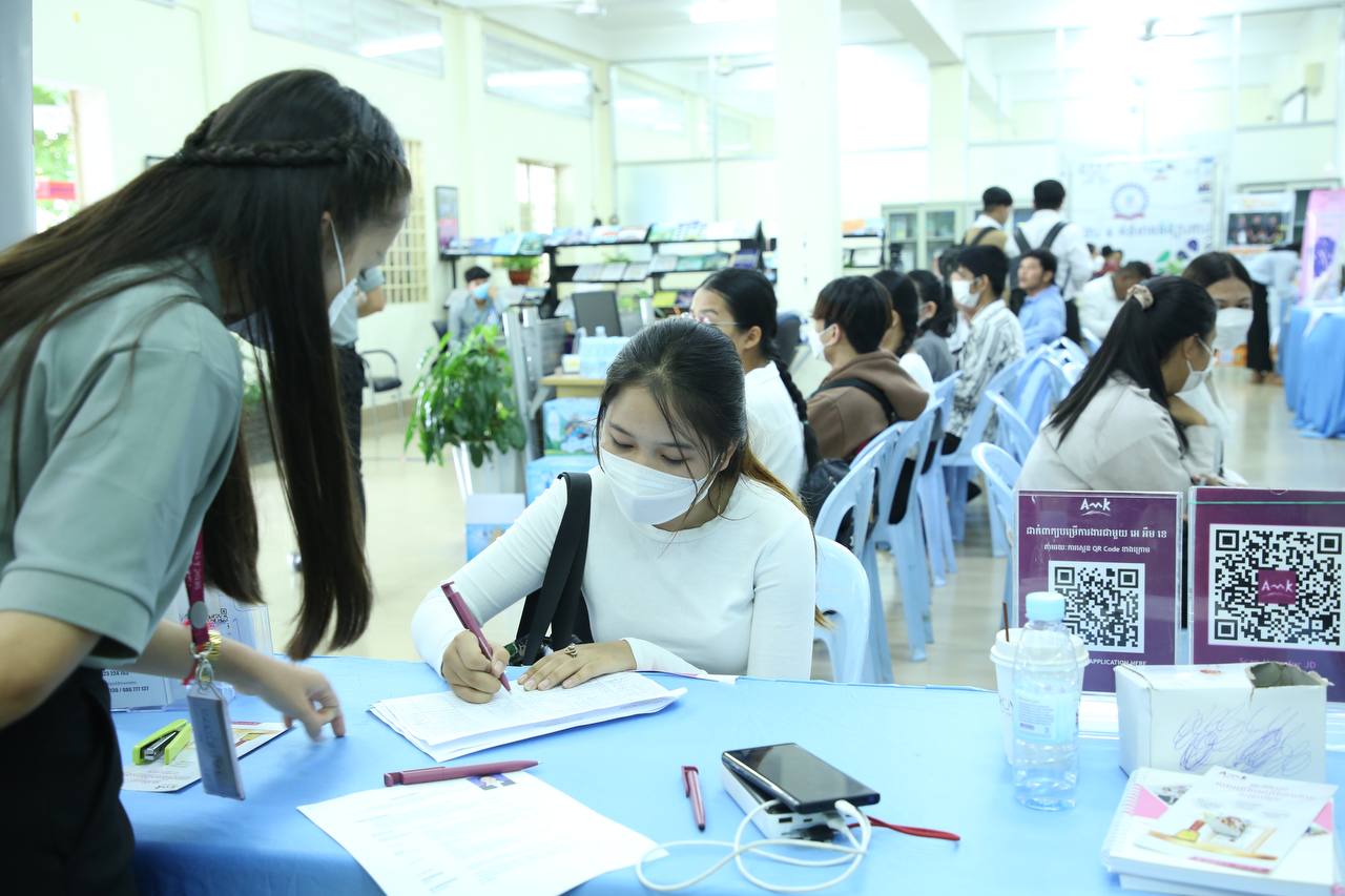 យុវជនស្វែងរកការងារចំនួន ៩០នាក់ បានសម្ភាសជាប់ ក្នុងនោះ អ្នកជាប់ស្ថាពរមានចំនួន ១០នាក់ និង អ្នកជាប់បឋមចំនួន ៨០នាក់