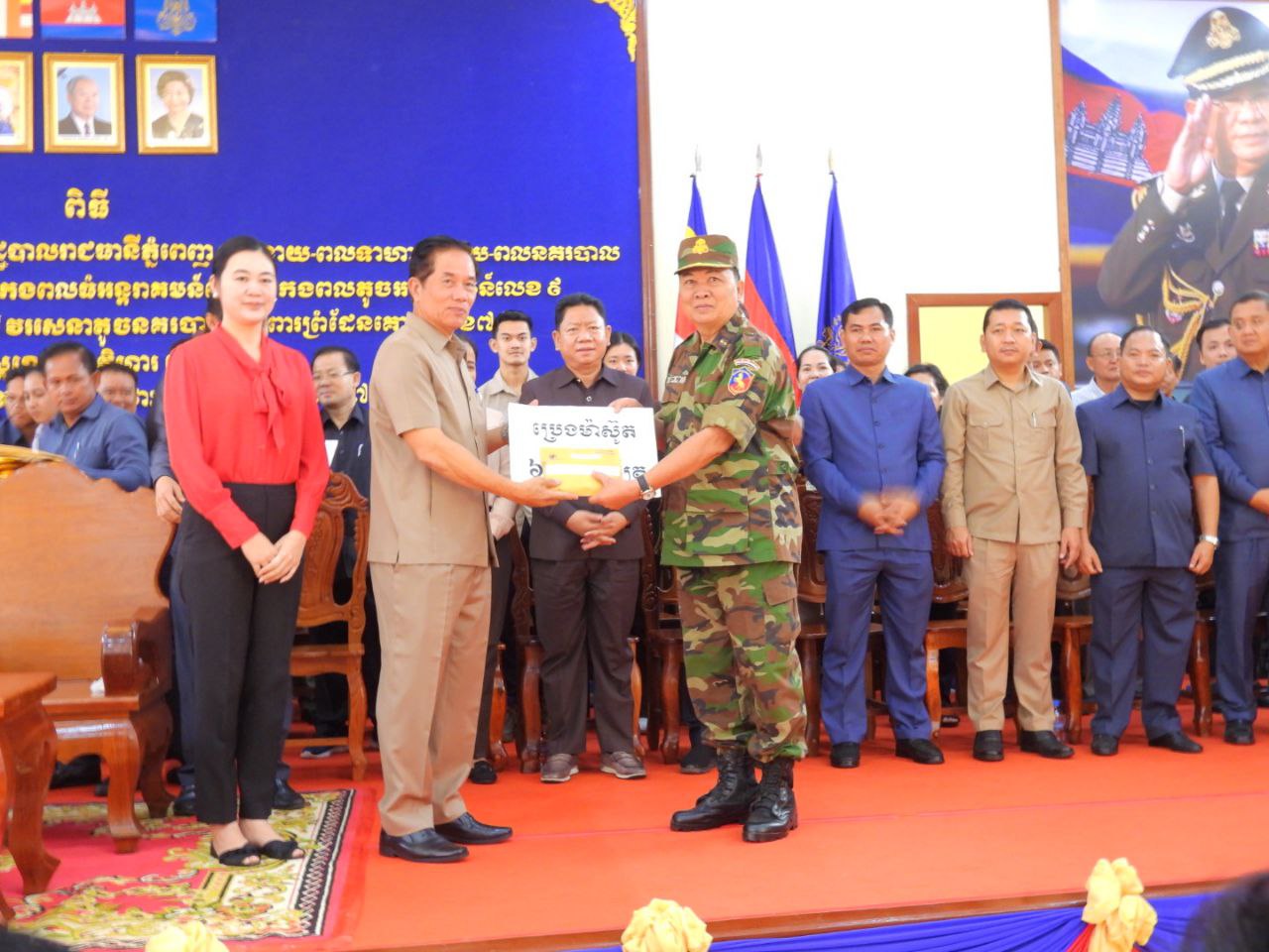 រដ្ឋបាលរាជធានីភ្នំពេញ នាំយកអំណោយចែកជូនកងទ័ព និងនគរបាលឈរជើងការពារព្រំដែន ក្នុងភូមិសាស្ត្រខេត្តព្រះវិហារ និងខេត្តស្ទឹងត្រែង