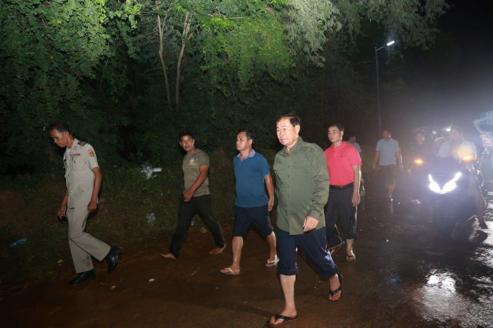 ពលរដ្ឋជាង៣៤០០គ្រួសារនៅខេត្តពោធិ៍សាត់ បានរងផលប៉ះពាល់ដោយសារជំនន់ទឹកភ្លៀង ខណៈអាជ្ញាធរខេត្តបាត់ដំបងប្រកាសឱ្យពលរដ្ឋប្រុងប្រយ័ត្ន