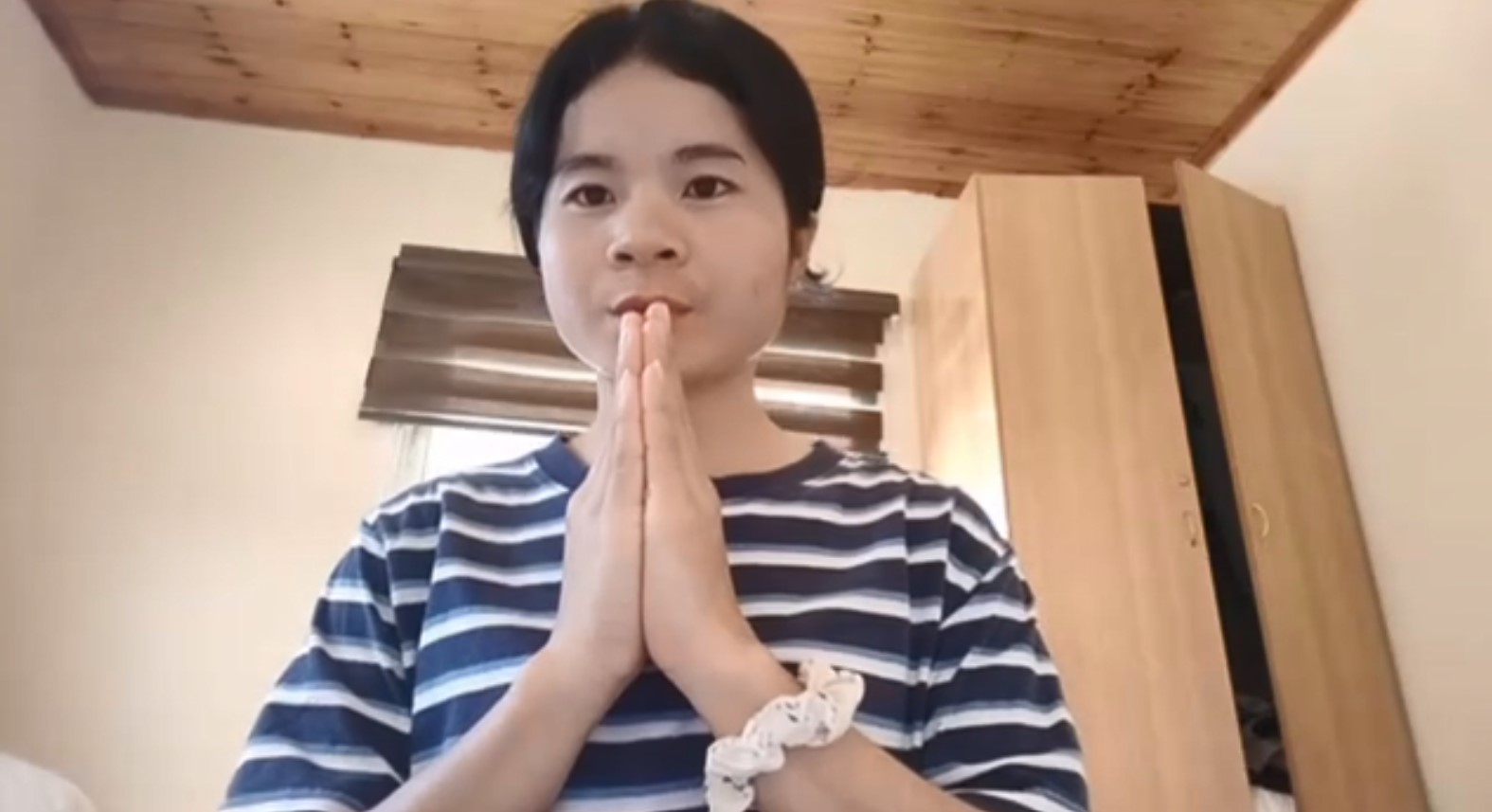 សូមជូនវីដេអូនិស្សិតខ្មែរដែលកំពុងនៅប្រទេសអ៊ីស្រាអែល រៀបរាប់ពីបច្ចុប្បន្នភាពស្ថានការណ៍នៅអ៊ីស្រាអែល ក្រោយពេលបានជន្លៀសទៅកាន់ទីកន្លែងមានសុវត្ថិភាព
