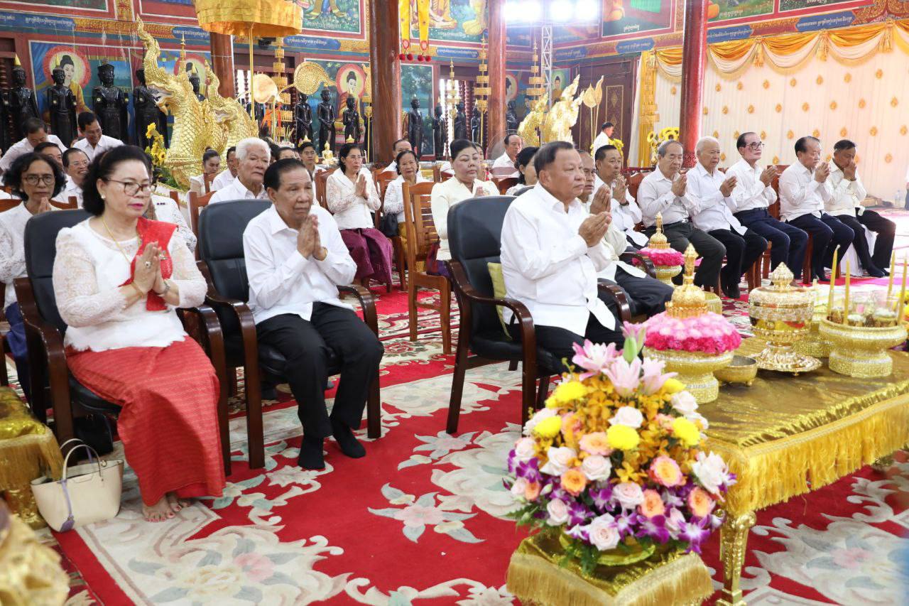 សម្តេចវិបុលសេនាភក្តី សាយ ឈុំ និងថ្នាក់ដឹកនាំព្រឹទ្ធសភា នាំយកទេយ្យទានប្រគេនព្រះសង្ឃក្នុងឱកាសថ្ងៃបិណ្ឌវេនទី២ នៅវត្តមុនីប្រសិទ្ធីវង្ស ក្នុងខណ្ឌព្រែកព្នៅ