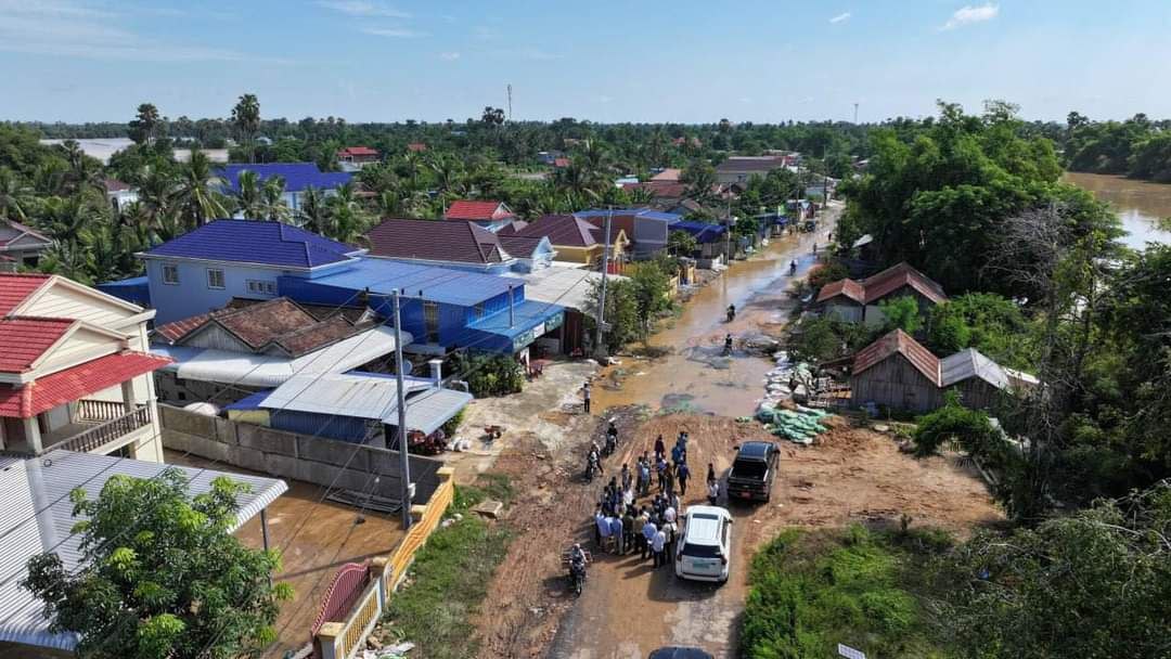 ផ្លូវដែលរងផលប៉ះពាល់ដោយជំនន់ទឹកភ្លៀងក្នុងខេត្តពោធិ៍សាត់ត្រូវបាន រដ្ឋមន្ត្រីក្រសួងសាធារណការ ចុះពិនិត្យដោយផ្ទាល់