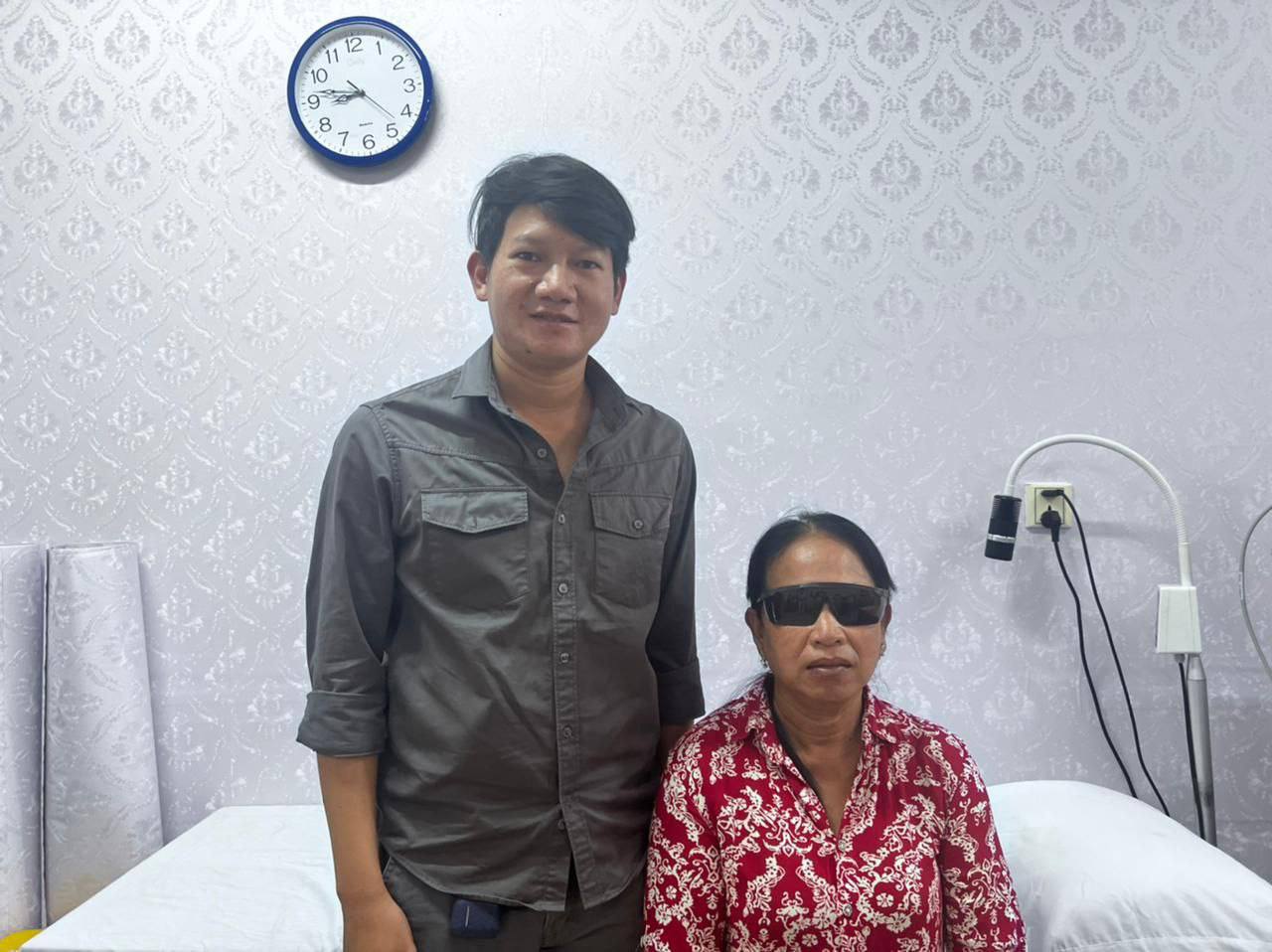 សម្តេចធិបតី ហ៊ុន ម៉ាណែត និងលោកជំទាវ ឧបត្ថម្ភថ្លៃព្យាបាលជូនអុំស្រី វ៉េន សឿន ដែលមានជំងឺភ្នែកទ្បើងបាយ