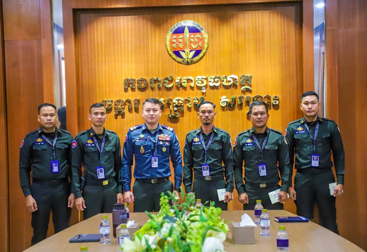 កងកម្លាំងរាជអាវុធហត្ថរាជធានីភ្នំពេញ ចំនួន ០៣នាក់ ដែលត្រៀមទៅហ្វឹកហាត់បាញ់កាំភ្លើង នៅប្រទេសវៀតណាម ទទួលបានការយកចិត្តទុកដាក់ពីឧត្តមសេនីយ៍ឯក រ័ត្ន ស្រ៊ាង!