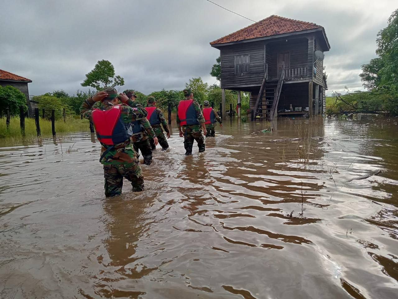 កម្លាំងសង្គ្រោះគ្រោះមហន្តរាយ នៃកងឯកភាព កងពលតូចអន្តរាគមន៍លេខ៧ បានចុះជម្លៀសប្រជាពលរដ្ឋដែលរងគ្រោះដោយជំនន់ទឹកភ្លៀង