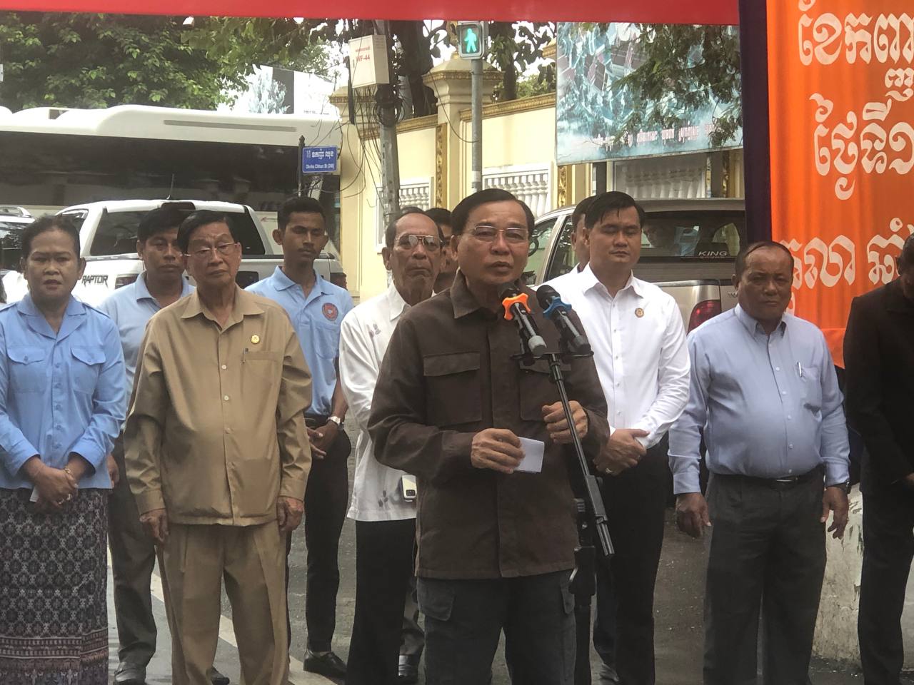 ឯកឧត្តម ឈិន កេតនា នាំយកអំណោយអន្តរក្រសួង ចែកជូន អាជ្ញាធរ កងកម្លាំងប្រជាការពារ និវត្តន៍ជន និងប្រជាពលរដ្ឋក្នុងមូលដ្ឋាន ខណ្ឌដូនពេញ រាជធានីភ្នំពេញ