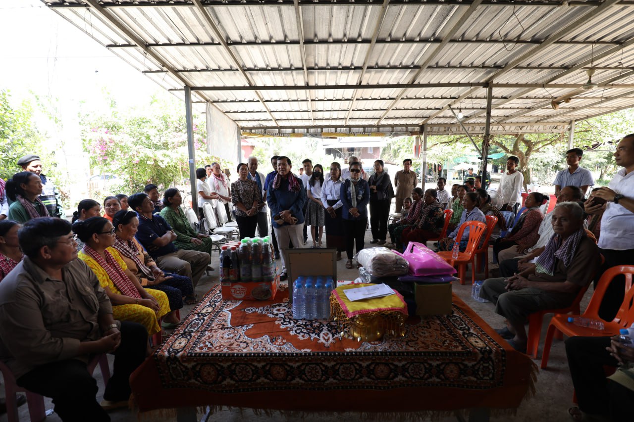 ទេសរដ្ឋមន្រ្តី ព្រុំ សុខា ចូលរួមរំលែកទុក្ខគ្រួសារសពកម្មការិនី៤នាក់ ដែលបានស្លាប់ដោយគ្រោះថ្នាក់ចរាចរណ៍ នៅស្រុកបាភ្នំ