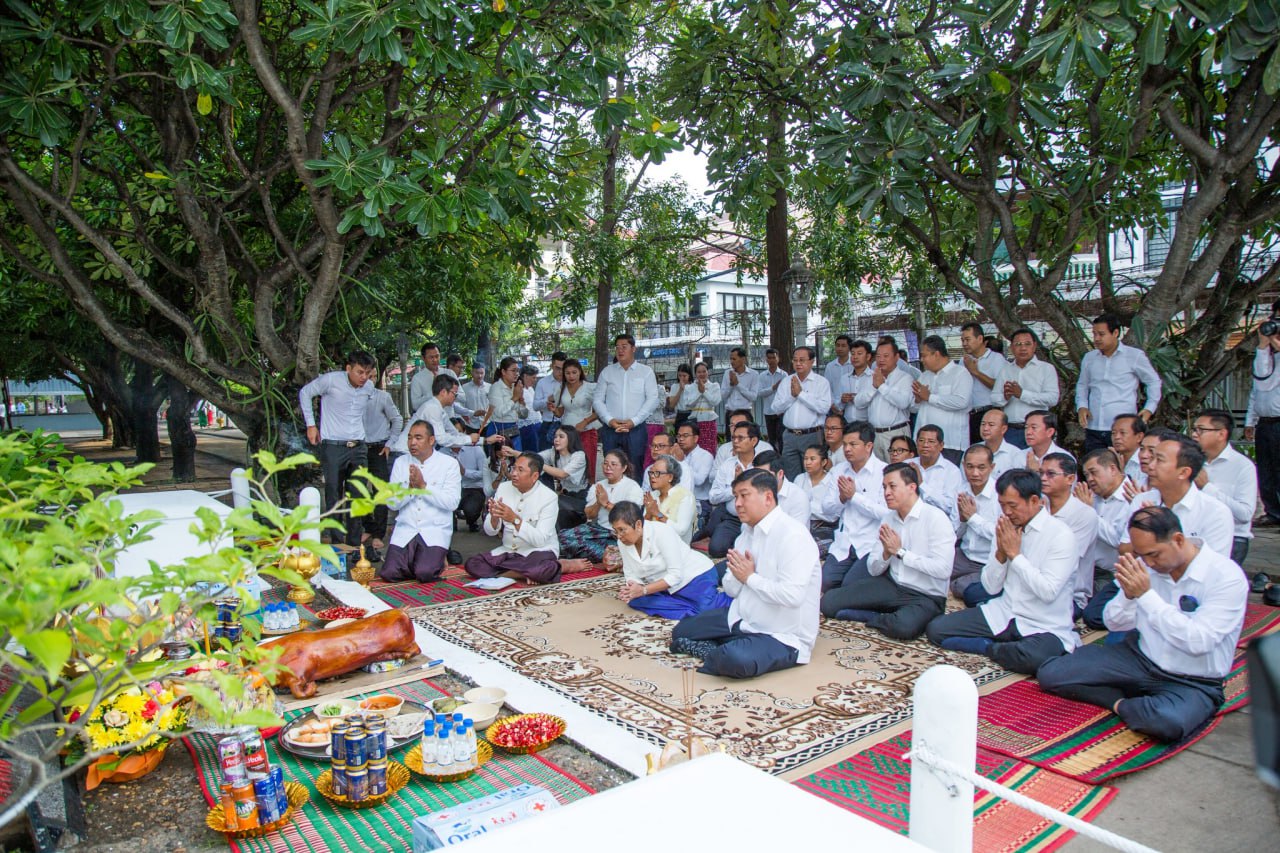 រាជរដ្ឋាភិបាលរៀបចំពិធី បង្សុកូលឧទ្ទិសកុសលជូនជនរង គ្រោះ ដែលបាត់បង់ជីវិត ក្នុងរបបប្រល័យពូជសាសន៍ ប៉ុល ពត ក្នុងឱកាសបុណ្យភ្ជុំបិណ្ឌ