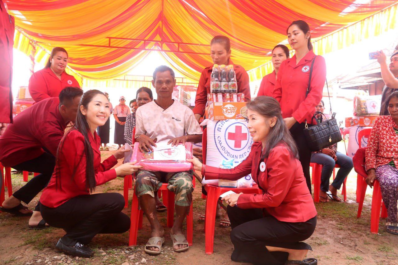 ពលរដ្ឋចំនួន ១៦២គ្រួសារ ដែលរងគ្រោះដោយជំនន់ទឹកភ្លៀងនៅស្រុកជីក្រែង បានទទួលអំណោយមនុស្សធម៌